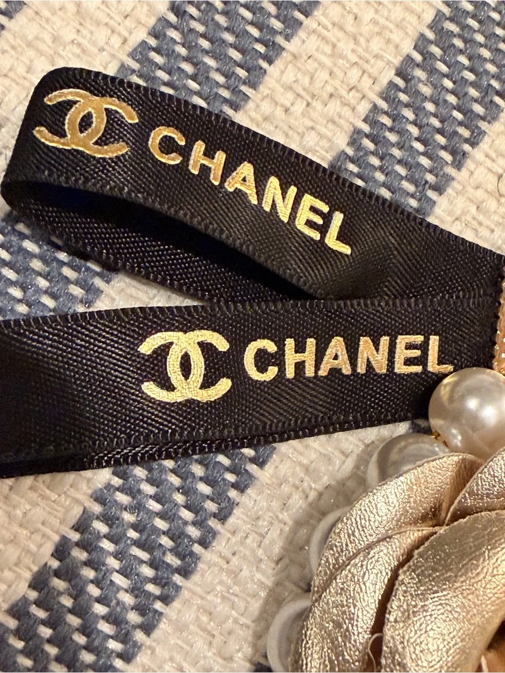 CHANEL Beaute VIP/ GWP Gold Camellia Pearl and Ribbon Keyring Charm 🖤💛🖤💛